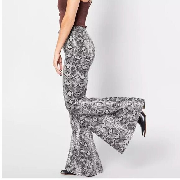 Free People We The Free Just Float On Snake Print Ultra Flare Denim Jean Size 27 - Picture 1 of 7